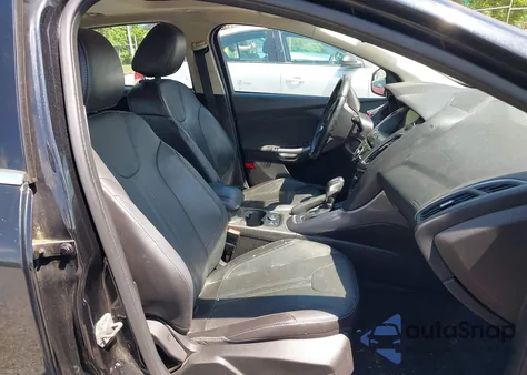 2014 Ford Focus Titanium z USA, uszkodzony, nr VIN 1FADP3N21EL193506